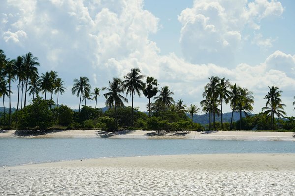 What Unique Experiences Can Tourists Discover in the UK Beyond Famous Attractions?